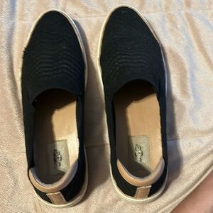 UGG Sammy Chevron Black size 9